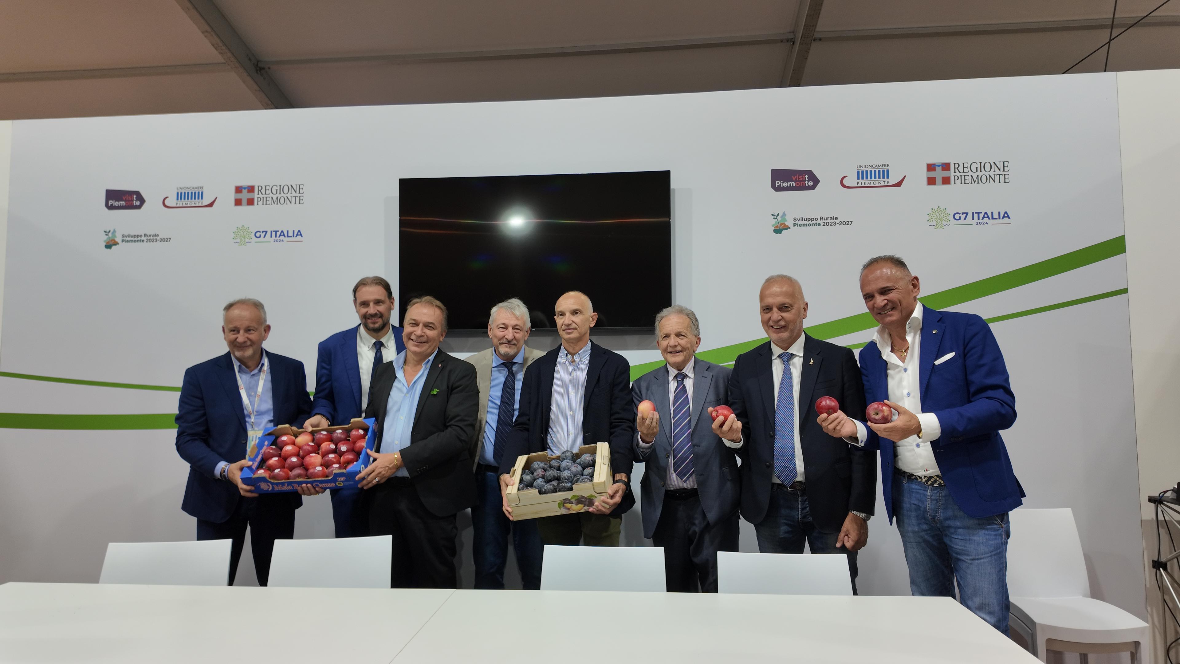 Il comitato del Distretto del Cibo della Frutta presso lo stand della Regione Piemonte